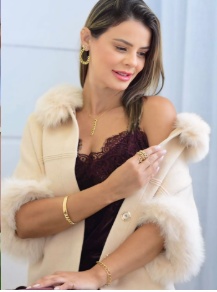 Érika com brincos, colar, anéis e pulseiras da EV Joias